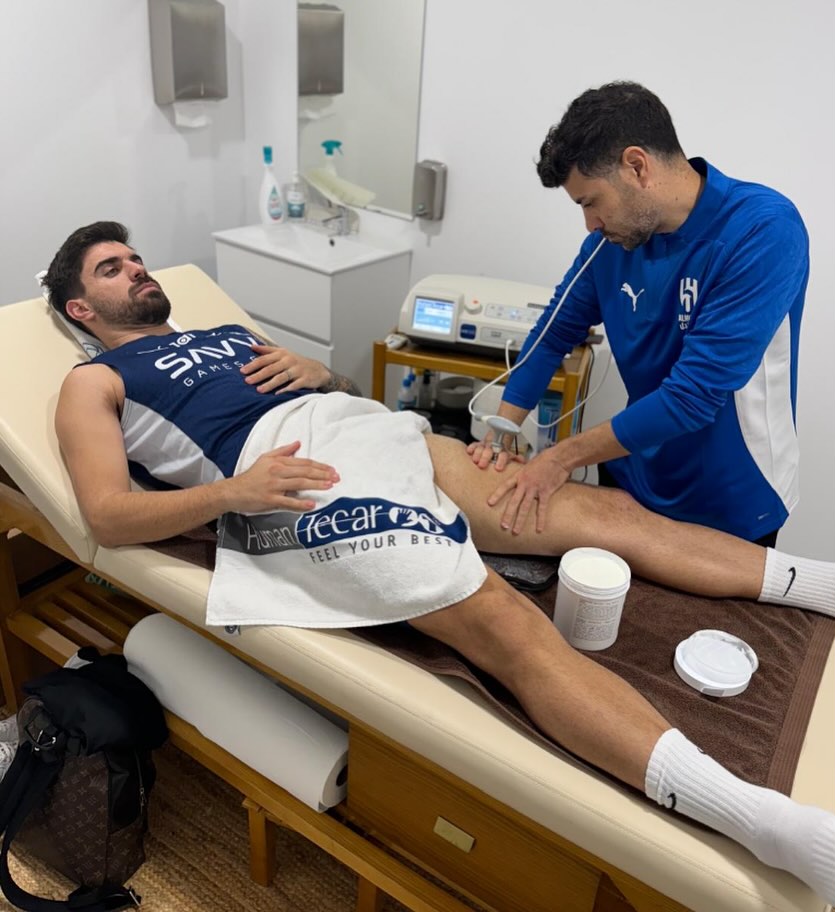 Juan Miguel Vela tratando en camilla a Rubén Neves, jugador del Al Hilal